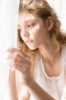 女生胸前的两个大包包有什么用